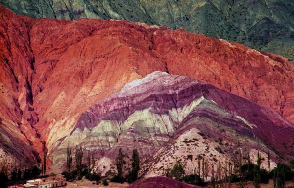 Cerro de los Siete Colores en Purmamarca, Jujuy, con sus capas multicolores al atardecer
