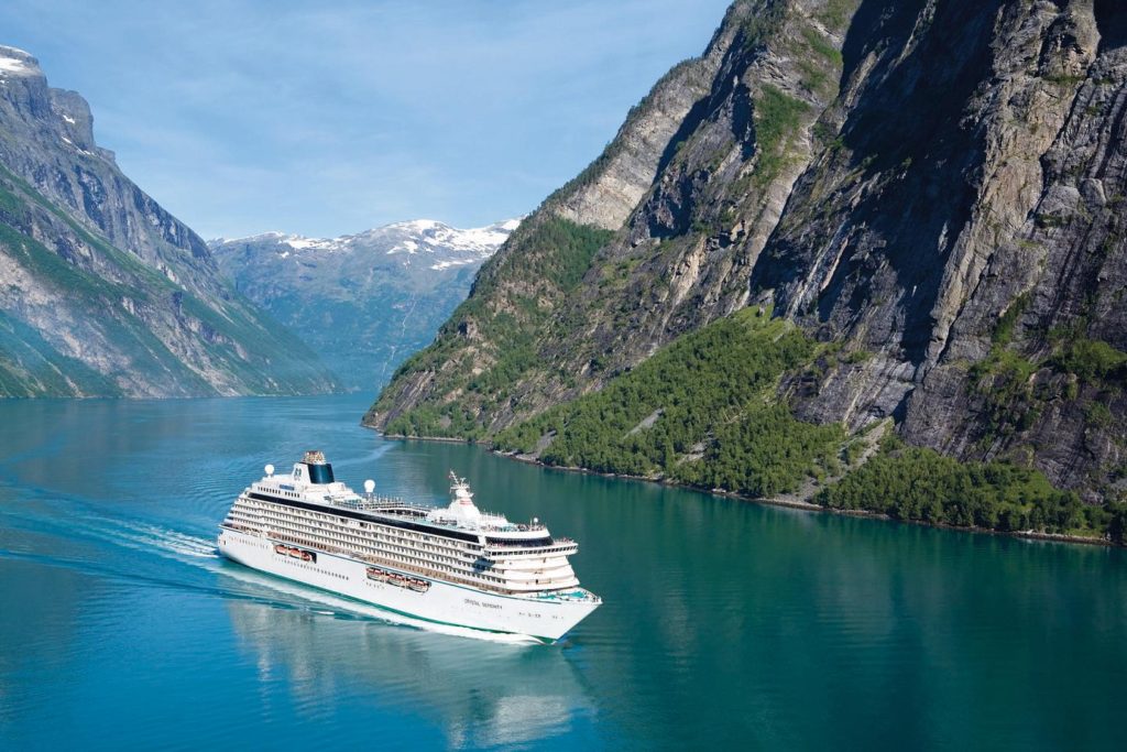 Crucero en fiordos Crucero explorando la majestuosidad de los fiordos noruegos