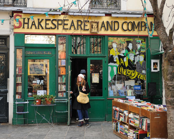 Fachada de la librería Shakespeare and Company en París, uno de los lugares más emblemáticos del Barrio Latino.