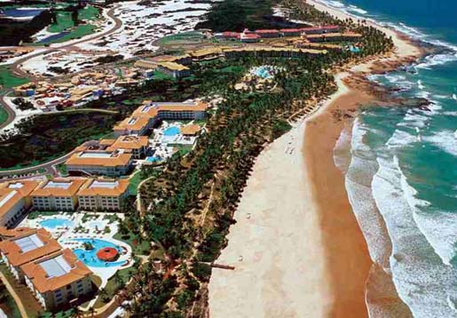 Resort all inclusive en Brasil con playa privada y piscinas Vista aérea de un resort all inclusive en Brasil con piscinas y playa de arena blanca frente al mar.