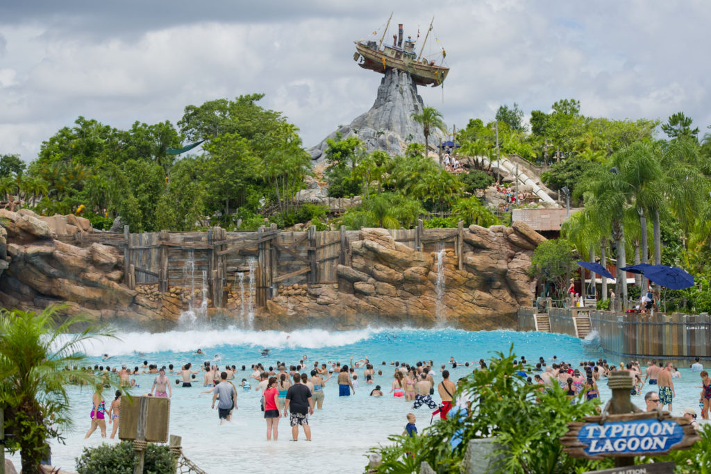 Piscina gigante con olas en Disney's Typhoon Lagoon