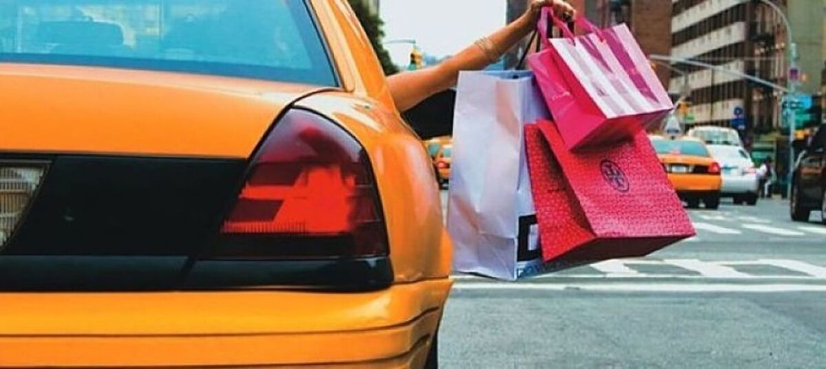 taxi de nueva york y bolsas de compras