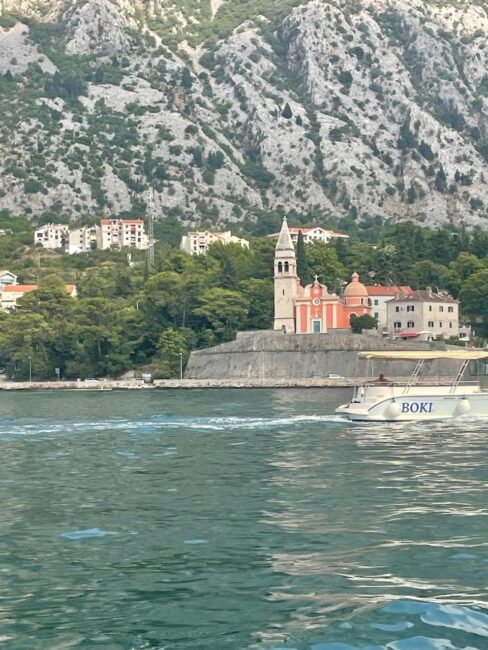 Llegar Kotor en crucero. Imagen de Kotor desde el mar