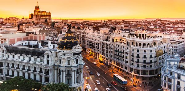 Gran Vía de Madrid: sitio imprescindible en 2026 Vista panorámica de la Gran Vía de Madrid al atardecer, uno de los lugares imprescindibles para visitar la capital española en 2026.
