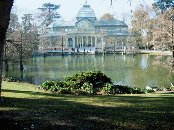 Palacio de Cristal del Retiro en Madrid Palacio de Cristal en el Parque del Retiro de Madrid, uno de los sitios imprescindibles para visitar en 2026.
