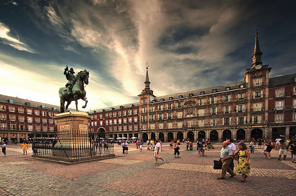 Plaza Mayor de Madrid: sitio imprescindible en 2026 Plaza Mayor de Madrid con la estatua ecuestre de Felipe III y los edificios históricos que rodean la plaza.
