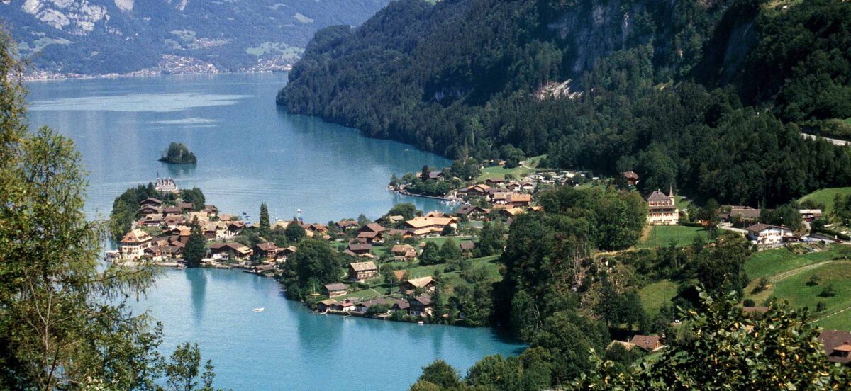 Vista aérea de los lagos que rodean Interlaken