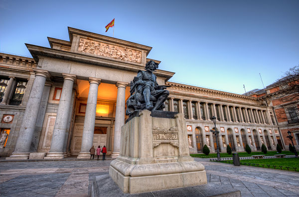 Museo del Prado en Madrid: sitio imprescindible Fachada del Museo del Prado en Madrid, uno de los sitios imprescindibles para visitar la capital española en 2026.