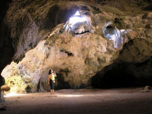 Interior de una cueva en Aruba con formaciones rocosas, una excursión natural para sumar al viaje.