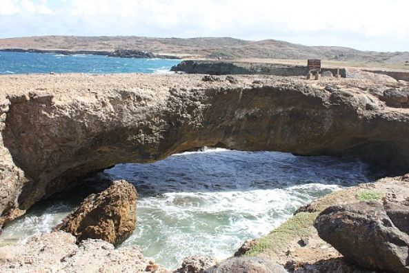 Formación rocosa natural junto al mar en Aruba, una excursión típica para descubrir la costa más agreste de la isla.