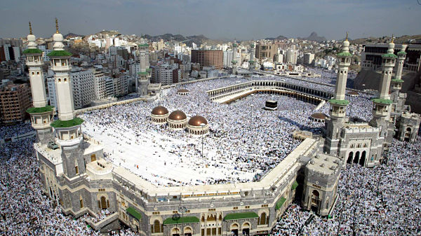 “Vista aérea de la Gran Mezquita de La Meca con miles de fieles musulmanes reunidos en torno a la Kaaba durante el Hajj.