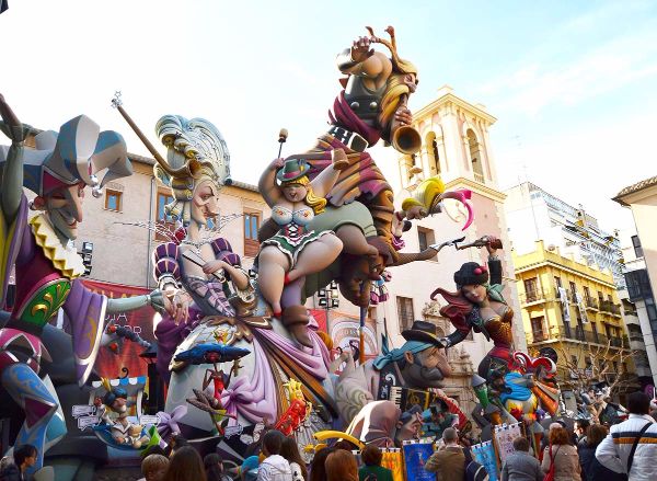 fallas de valencia. enormes muñecos recorren las calles