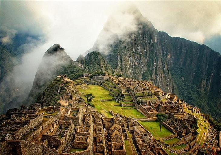 Machu Picchu en Perú con ruinas incas, montañas y niebla en un paisaje natural impresionante