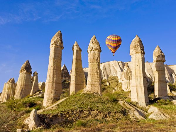 Globo aerostático sobre las chimeneas de hadas en Capadocia Globo aerostático sobre las formaciones rocosas conocidas como chimeneas de hadas en Capadocia, Turquía.
