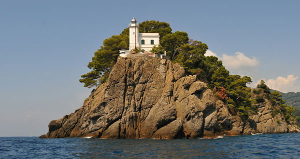Faro de Portofino visto sobre el promontorio desde el mar