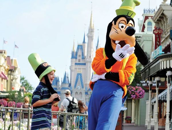 Goofy en Magic Kingdom Disney World Orlando con un niño