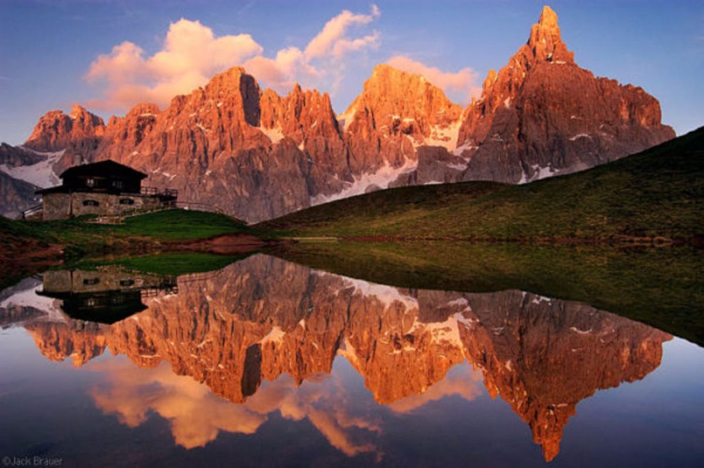 Las dolomitas se ven rojas por los efectos del sol y reflejan en el agua