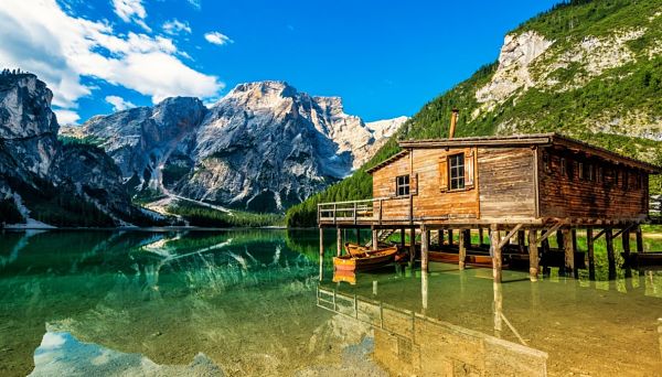 botes abajo de la cabaña lago di braies, montaña y una cabaña