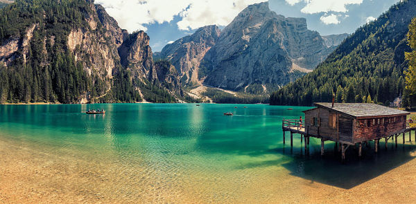 botes en el agua lago di braies color turquesa con las dolomitas