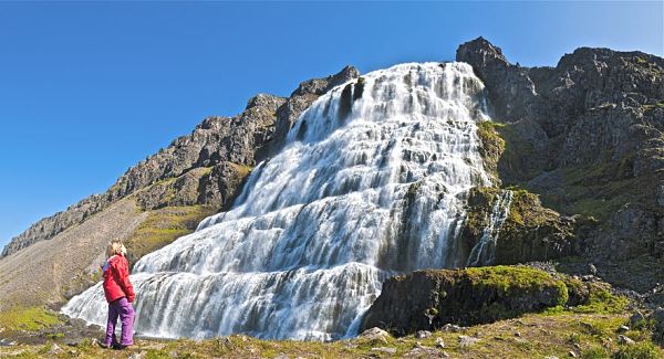 Fiordos del Este de Islandia con cascadas congeladas