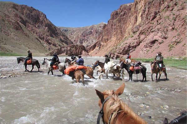 grupo a caballa cruzando Tierras Blancas durante el cruce de los Andes