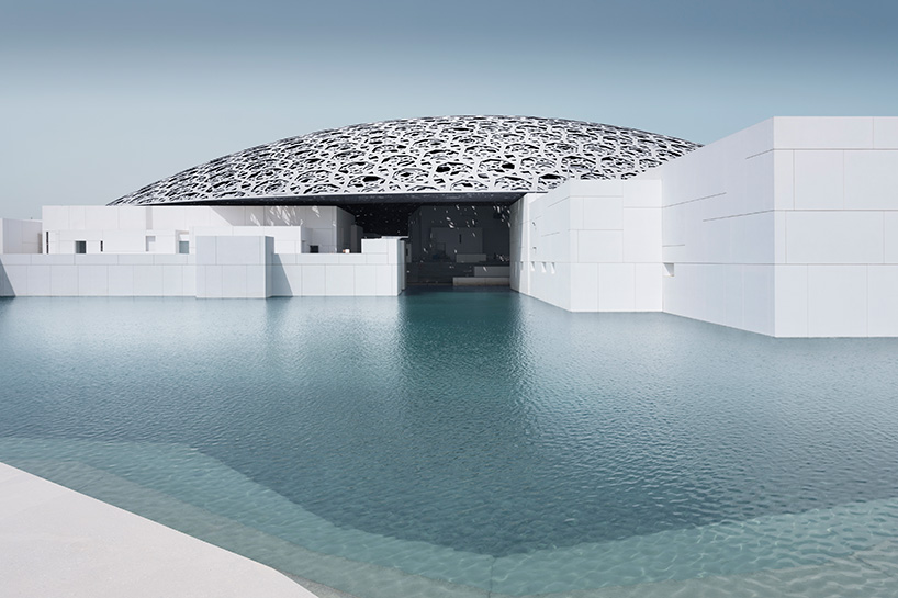 Cúpula del Louvre Abu Dhabi: una maravilla arquitectónica que parece flotar sobre el museo. Cúpula del Louvre Abu Dhabi con diseño geométrico sobre el agua, inspirada en la arquitectura tradicional emiratí.