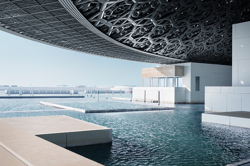 La cúpula del Louvre Abu Dhabi crea una “lluvia de luz” con su compleja geometría. Detalle de la estructura de la cúpula del Louvre Abu Dhabi con sus 7.850 estrellas formando un patrón de luz y sombra.