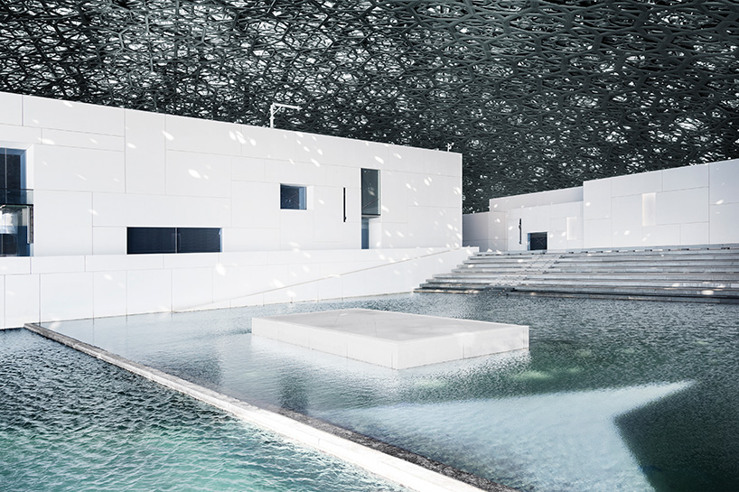 El diseño del Louvre Abu Dhabi combina modernidad con elementos de la arquitectura árabe tradicional. Fachada del museo Louvre Abu Dhabi bajo la cúpula perforada que filtra luz natural sobre el complejo.