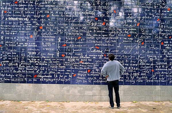 Muro de los Te Amo en Montmartre, París, con frases en más de 250 idiomas.