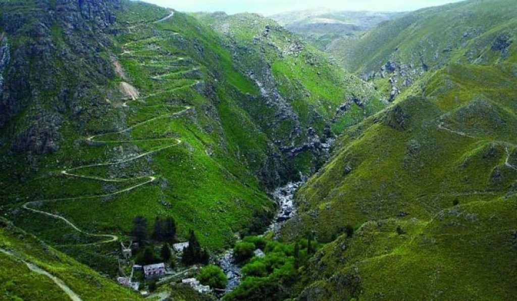 Valle de Calamuchita, en las sierras Comechigones, Turismo aventura por el Cerro Aspero, San Luis