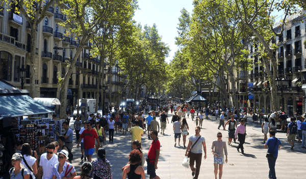 las ramblas de barcelona. muchos arboles y gente caminando