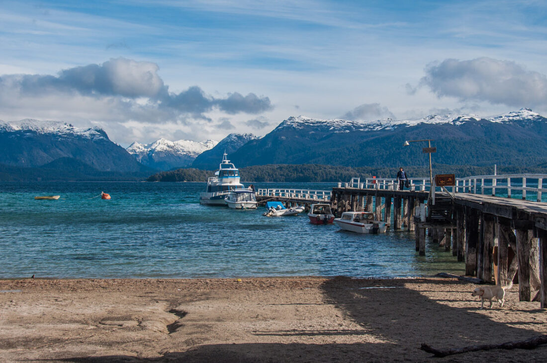Costa rocosa del lago Nahuel Huapi en Villa La Angostura con bosque y cielo azul