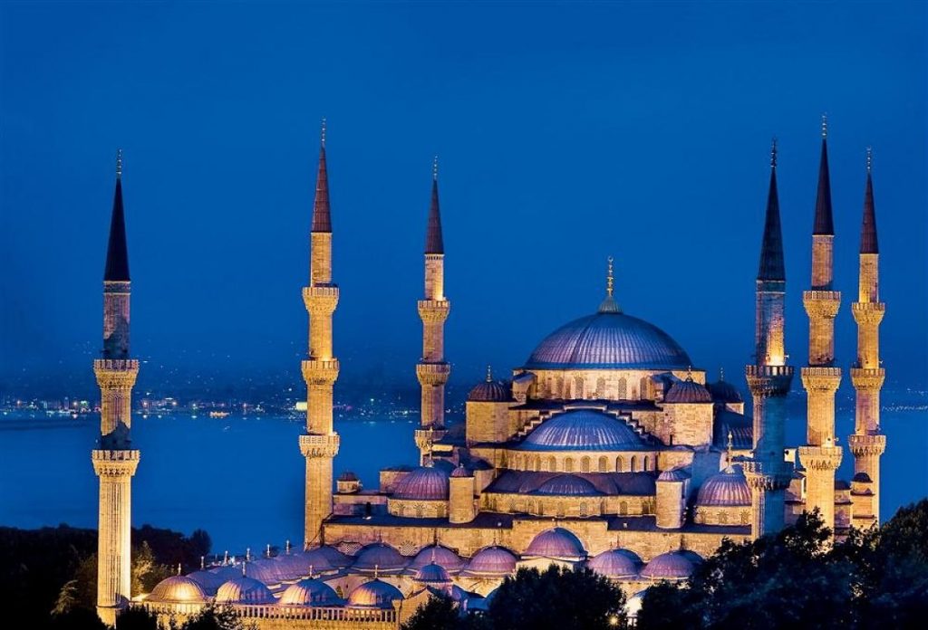 Mezquita Azul de Estambul iluminada de noche Mezquita Azul de Estambul iluminada de noche con sus seis minaretes y cúpulas.