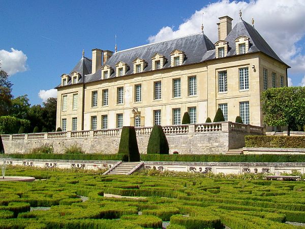 Castillo de Auvers-sur-Oise y sus jardines franceses al norte de París.