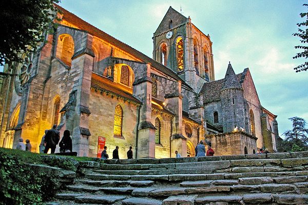 Vista de la calle principal de Auvers-sur-Oise, Francia, donde los impresionistas pintaron paisajes