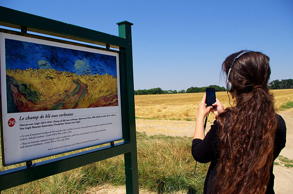Turista fotografiando el campo de trigo de Auvers-sur-Oise, Francia, donde Vincent van Gogh pintó “El campo de trigo con cuervos”.