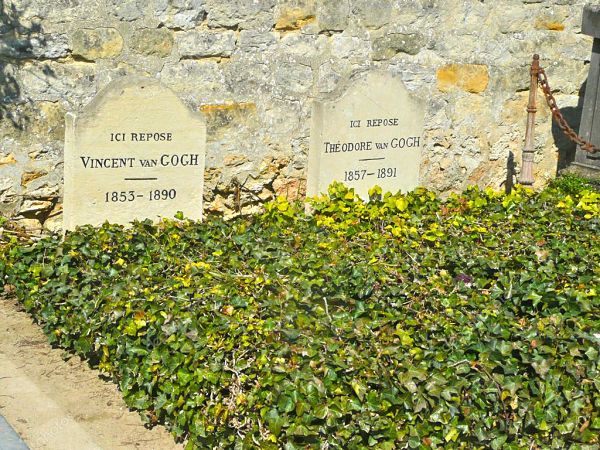 Tumbas de Vincent van Gogh y su hermano Theo en el cementerio de Auvers-sur-Oise, Francia.