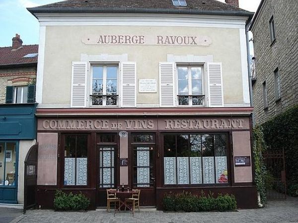 Fachada de la Auberge Ravoux en Auvers-sur-Oise, Francia, donde vivió Vincent van Gogh durante sus últimos días.