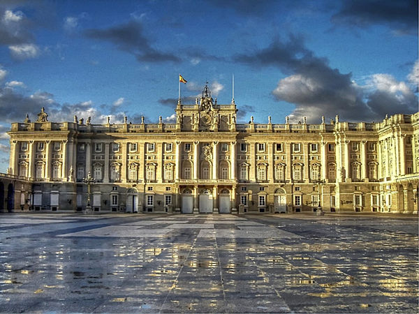 Fachada del Palacio Real de Madrid, uno de los sitios imprescindibles para visitar la capital española en 2026.
