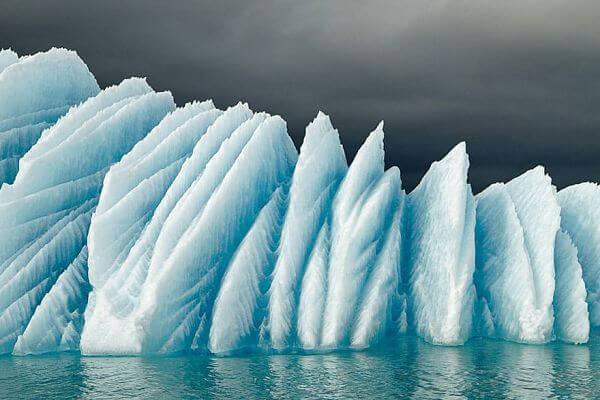 Glaciar azul en Islandia Formaciones de hielo glaciar en Islandia con tonalidades azules reflejadas en el agua.