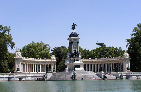 Parque del Retiro en Madrid: sitio imprescindible Monumento a Alfonso XII junto al estanque del Parque del Retiro, uno de los sitios imprescindibles para visitar en Madrid.
