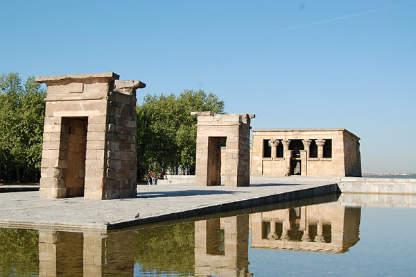 Templo de Debod en Madrid: visita imprescindible Templo de Debod en Madrid reflejado sobre el agua, uno de los sitios imprescindibles para visitar en 2026.