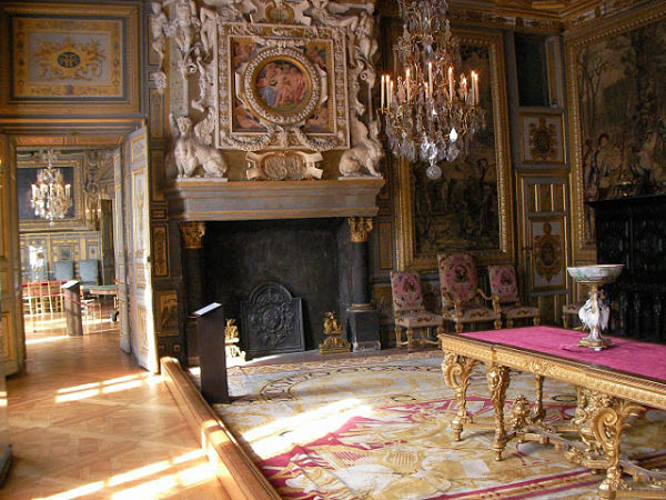 Interior del Palacio de Fontainebleau, Francia Salón decorado con tapices, dorados y lámparas de cristal en el Palacio de Fontainebleau, Francia