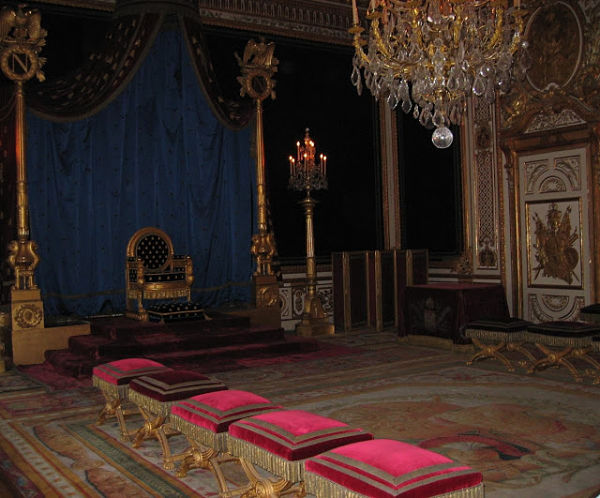 Trono de Louis XVI en el Palacio de Fontainebleau Trono real del Palacio de Fontainebleau decorado con cortinados azules y detalles dorados