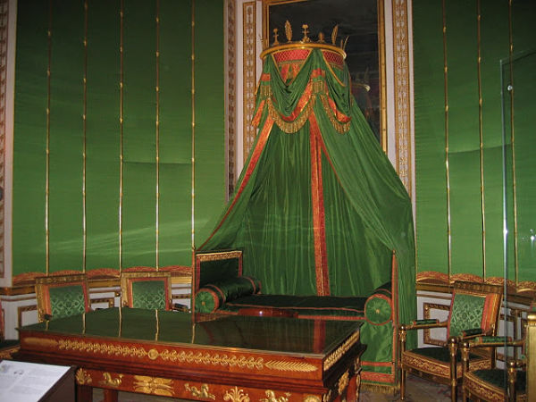 Escritorio de Napoleón en el Palacio de Fontainebleau Escritorio y dormitorio de Napoleón Bonaparte en el Palacio de Fontainebleau, con decoración imperial verde y dorada