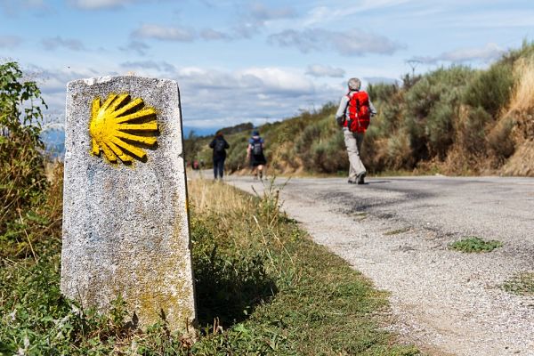 señal del camino de santiago y caminantes