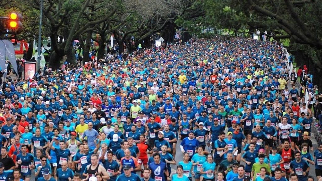 Corredores en el Maratón de Buenos Aires en los parques de Palermo.