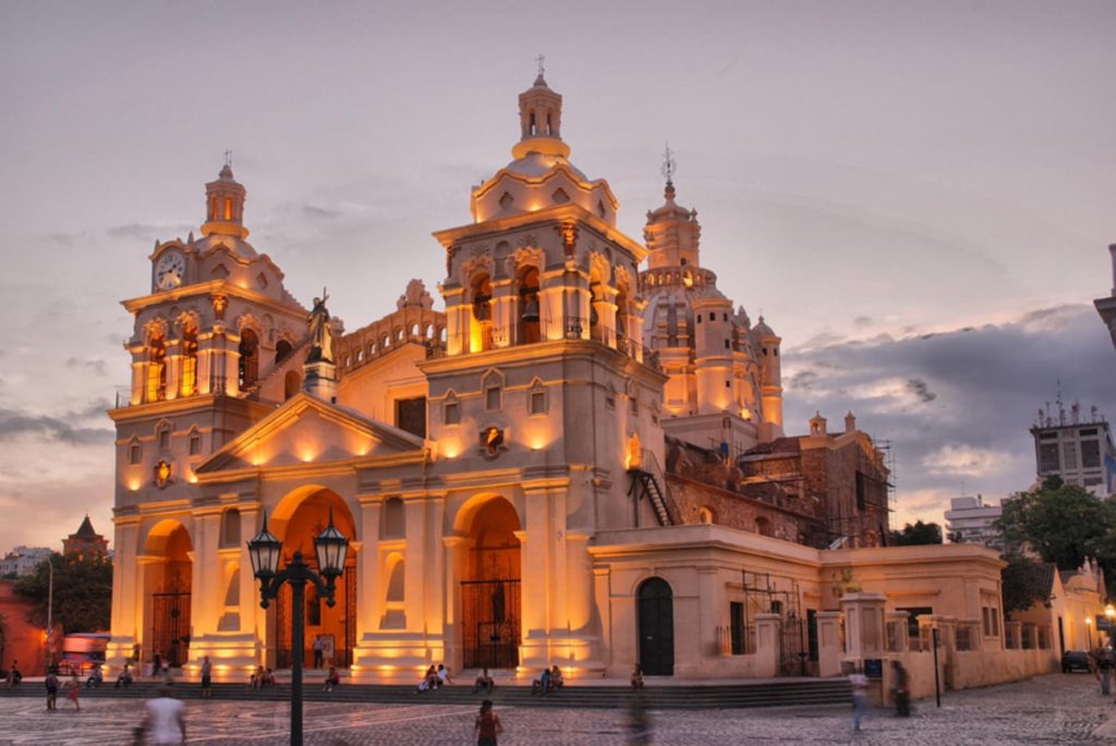 Fachada iluminada de la Catedral de Córdoba al atardecer, uno de los templos más antiguos de Argentina.