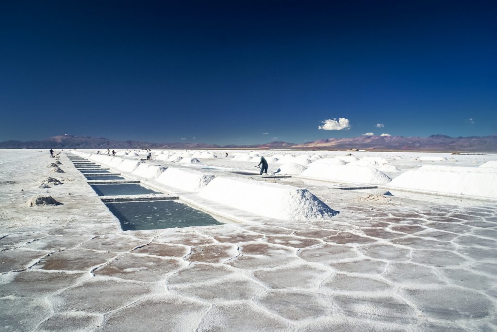 Paisaje de las Salinas Grandes en Jujuy y Salta con montículos de sal y cielo azul intenso