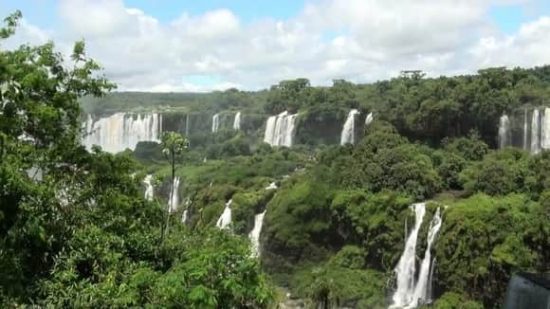 Vista panorámica de las Cataratas del Iguazú rodeadas de selva subtropical